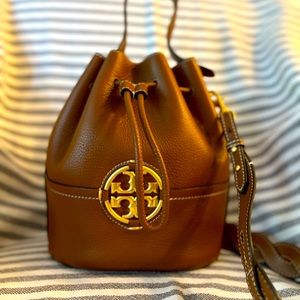 Tory Burch Miller Bucket Bag, light umber Excellent condition Crossbody, Leather